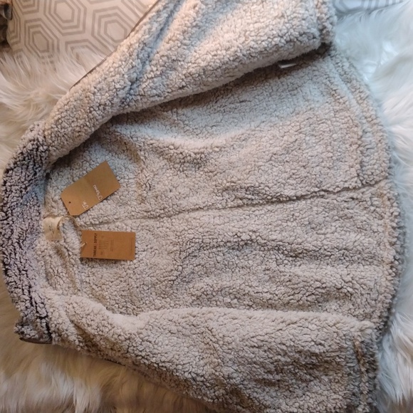 Thread & Supply furry fleece vest sz L beige/cream color - Picture 11 of 11